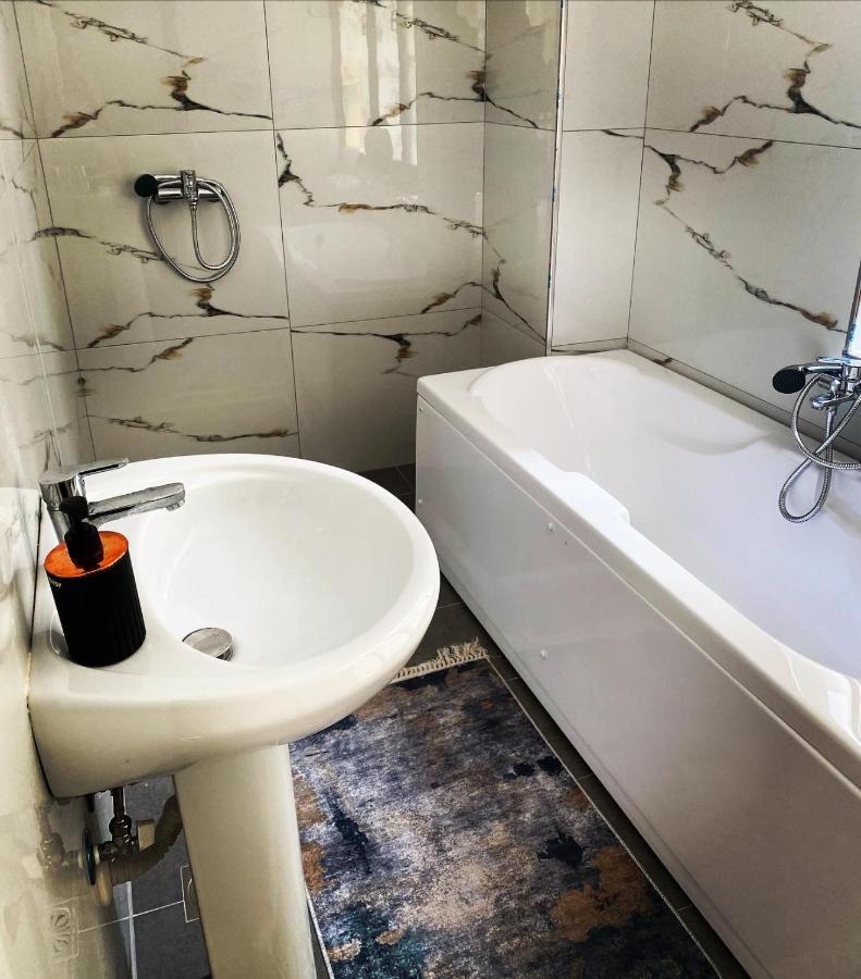 Kb Downtown Gjirokaster Apartment Bagian luar foto