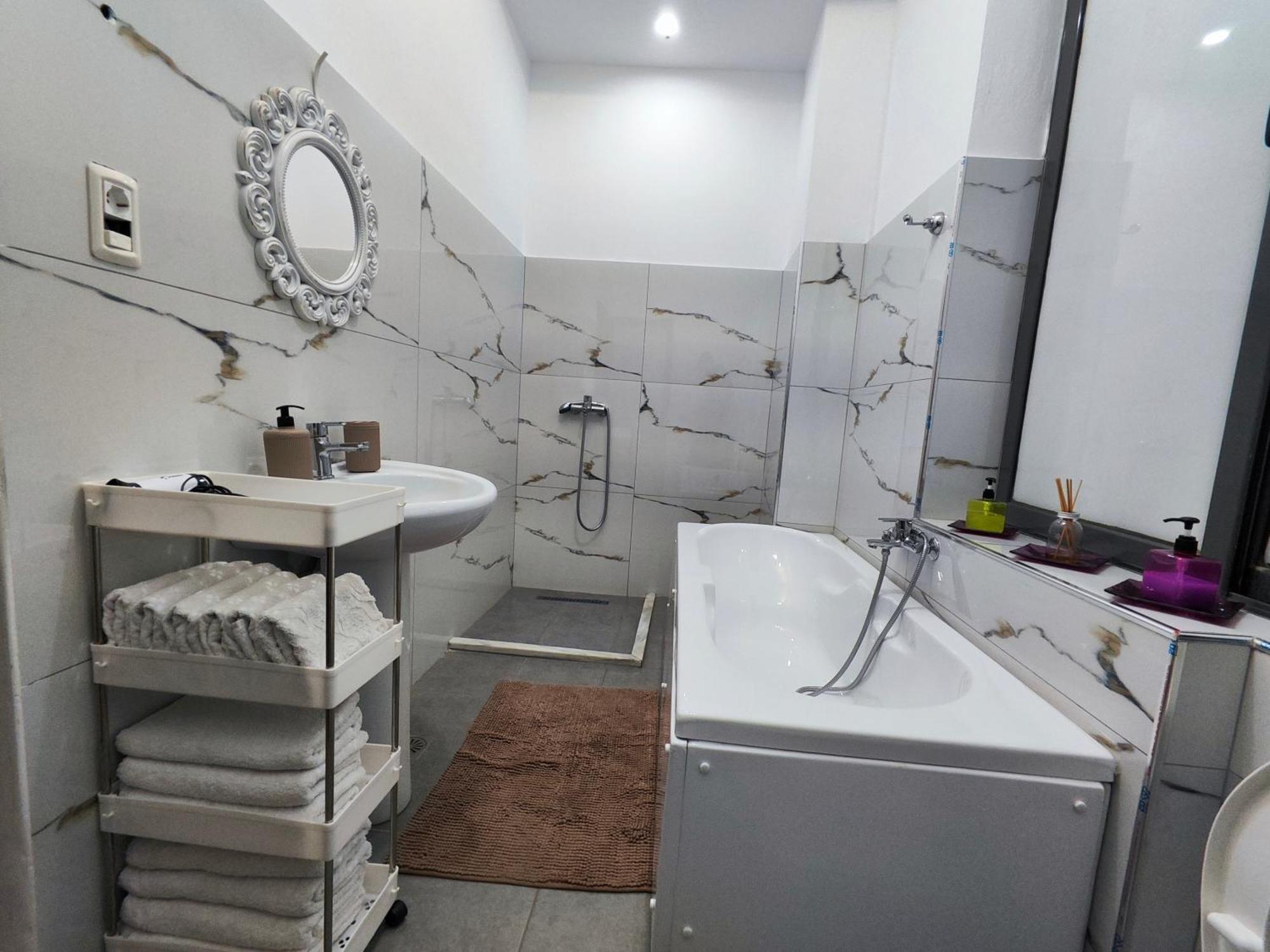 Kb Downtown Gjirokaster Apartment Bagian luar foto